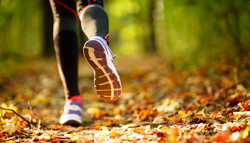 Joggerin im Wald